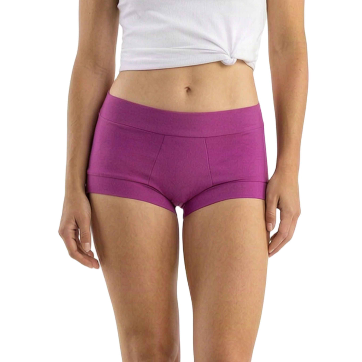 Orchidee. Wunderschönes Violett. Farbenfroh. Fröhlich. Menstruationsslips für Jugendliche, bequem, aus hochwertiger Baumwolle, ideal für den Sport. Front. Model.